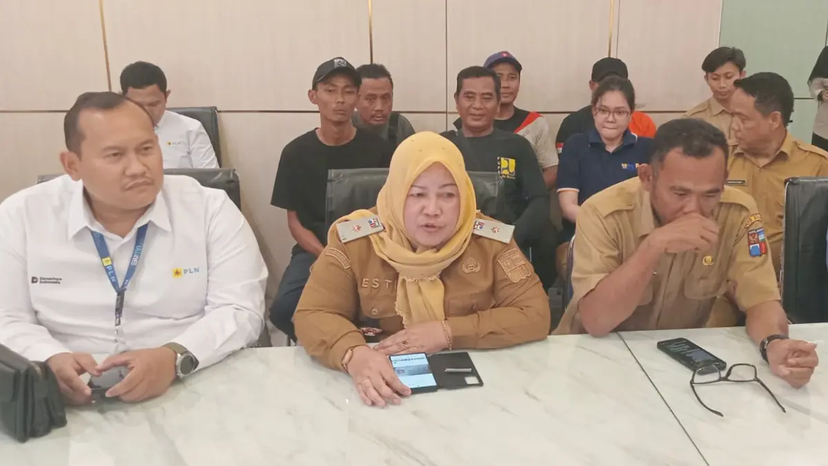 Kepala Dinas PUPR Kota Bogor Juniarti Estiningsih saat menjelaskan terkait meninggalnya salah seorang pegawai Dinas PUPR. (Fauzan/Radar Bogor)