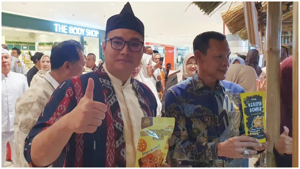 Ketua DPRD Kabupaten Bogor, Sastra Winara saat membeli salah satu produk UMKM.( Foto : Billy/Radar Bogor)