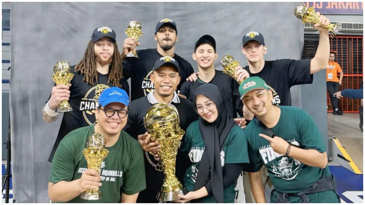 Ketua Perbasi Kabupaten Bogor, Nurunnisa Setiawan bersama pemain Bogor Hornbills. (Foto : Dok Pribadi)