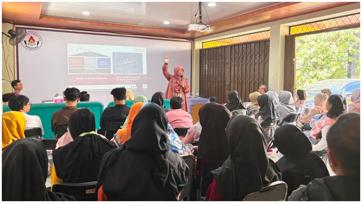 Murniati Mukhlisin Founder Sakinah Finance, saat memaparkan pentingnya merencanakan keuangan sejak dini bagi anak disabilitas dalam sebuah seminar di Bandung.