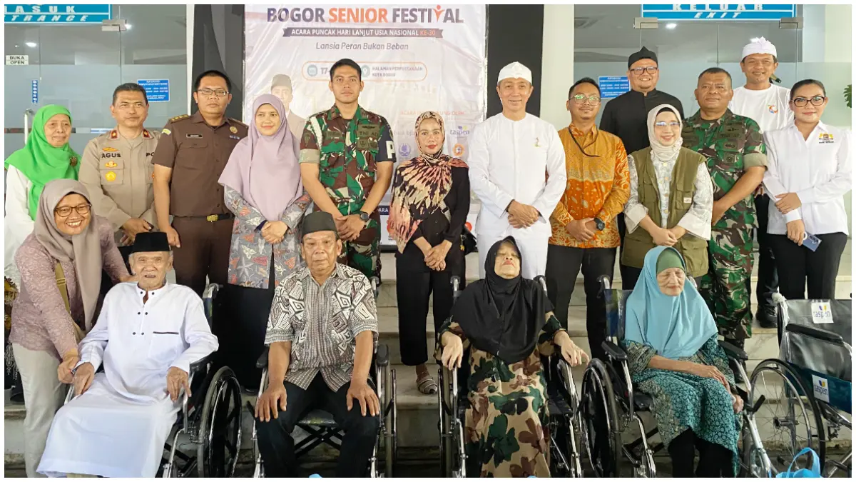 Penyaluran alat bantu dari Dinsos Kota Bogor kepada lansia. (Foto: Dinsos for Radar Bogor)