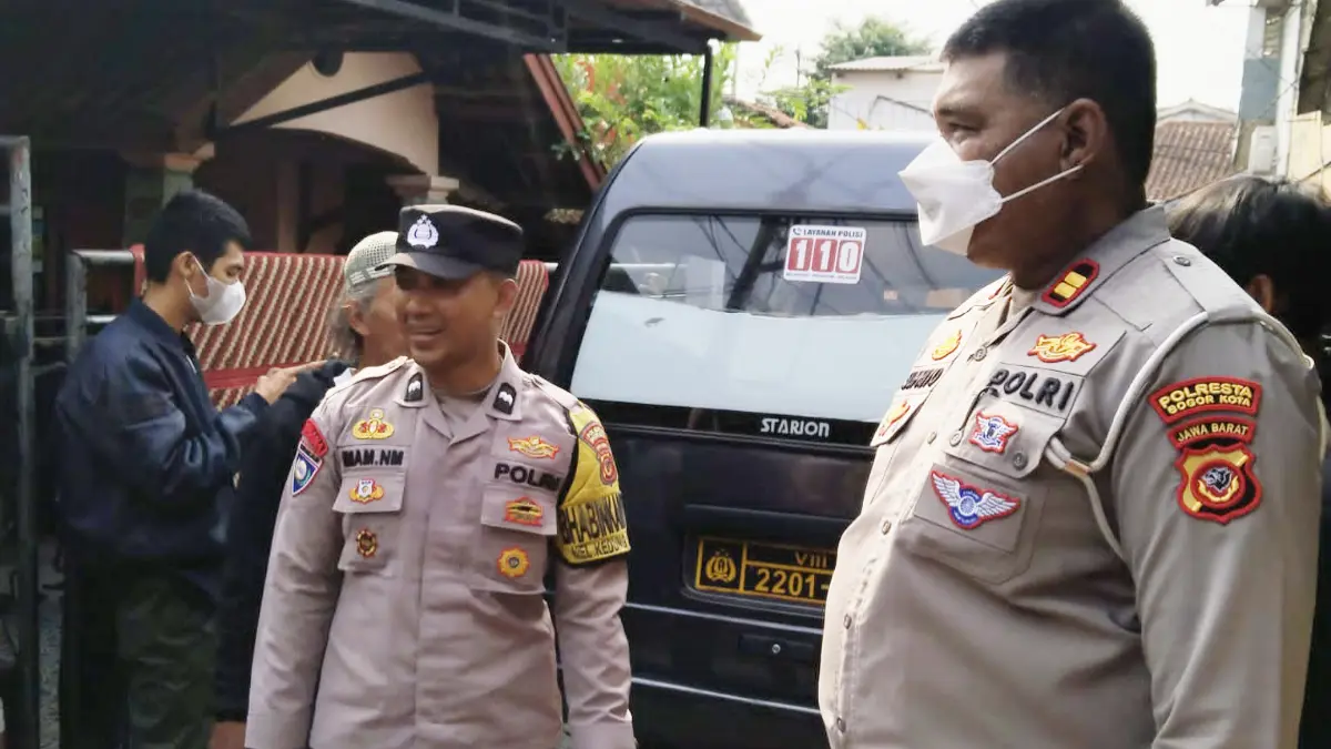Polisi saat berada di lokasi penemuan mayat di Kedung Waringin, Kecamatan Tanah Sareal, Kota Bogor. (Dok. Polsek Tanah Sareal)
