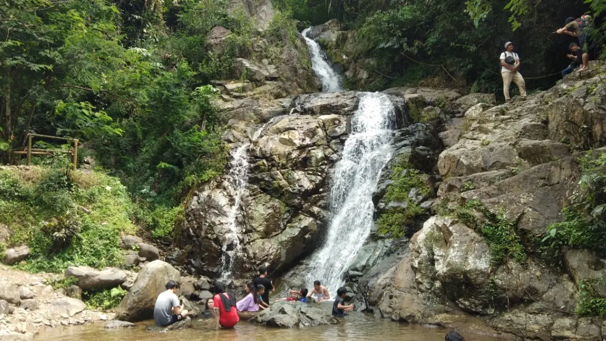 Salah satu curug yang punya jalur trekking ramah anak di Jawa Barat. Foto: Consina Adventure Trip