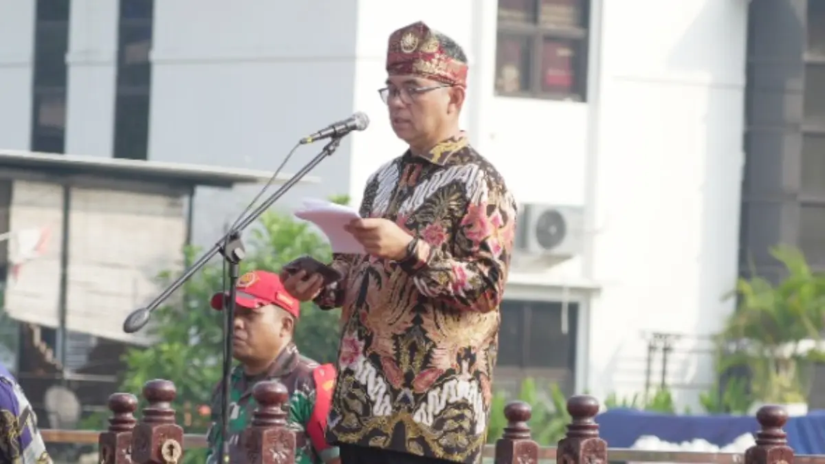Sekda Kabupaten Bogor, Ajat Rochmat Jatnika saat membaca sambutan di Hari Keluarga Nasional 2026. (Dok. Diskominfo Kabupaten Bogor)