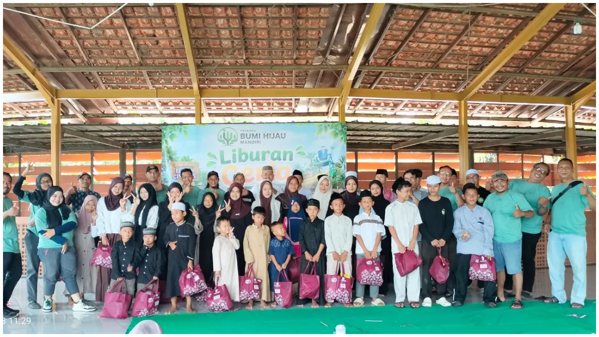 Tim dari Yayasan Bumi Hijau Mandiri bersama anak-anak yatim penerima santunan dan peserta liburan ceria di Kolam Renang Lembah Cisadane, Ciseeng, Kabupaten Bogor.