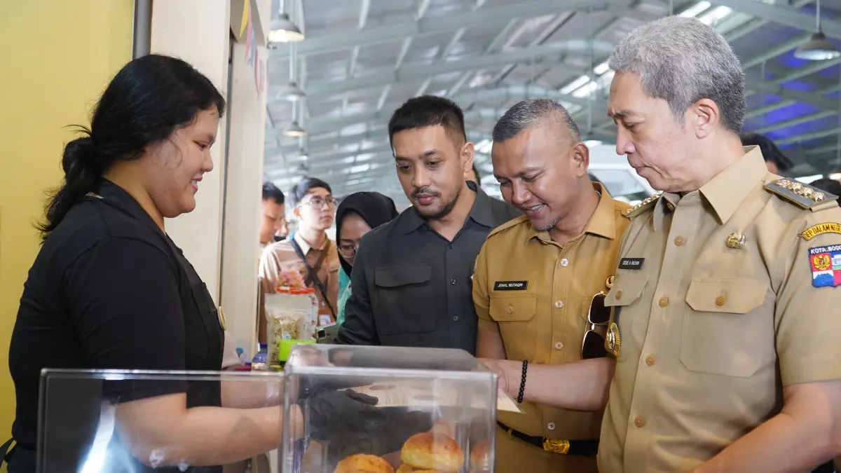 Wali Kota Bogor Dedie A. Rachim, Wakil Wali Kota Bogor Jenal Mutaqin bersama Ketua Komisi II DPRD Kota Bogor Achmad Rifki Alaydrus saat meninjau Pasar Jambu Dua. (Dok. Humas DPRD Kota Bogor)