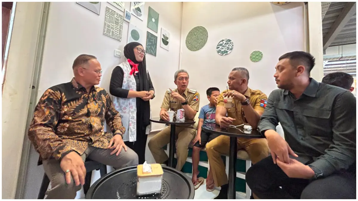 Wali Kota Bogor Dedie Rachim bersama Wakil Wali  dan sejumlah pejabat saat meninjau Pasar Jambu Dua. (Foto : Fauzan/Radar Bogor)
