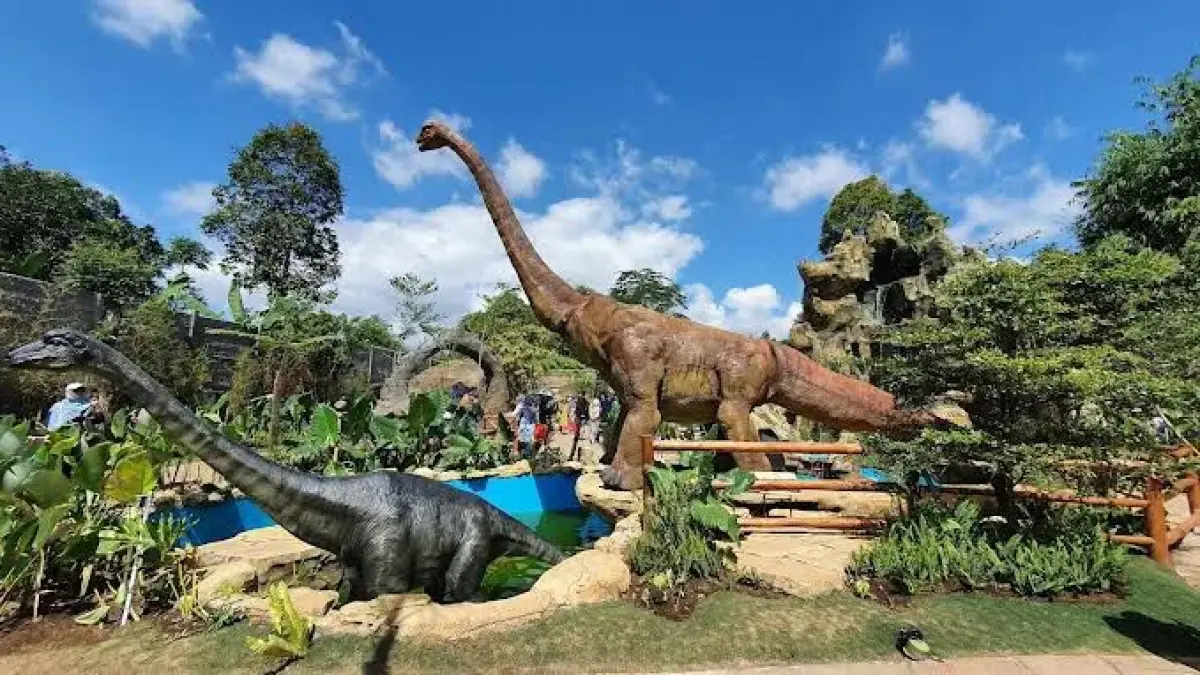 Berbagai replika Dinosaurus yang ada di Dinoland Garut.  (Foto: Instagram @queensha_qalifa dan Laman resmi Radar Garut)
