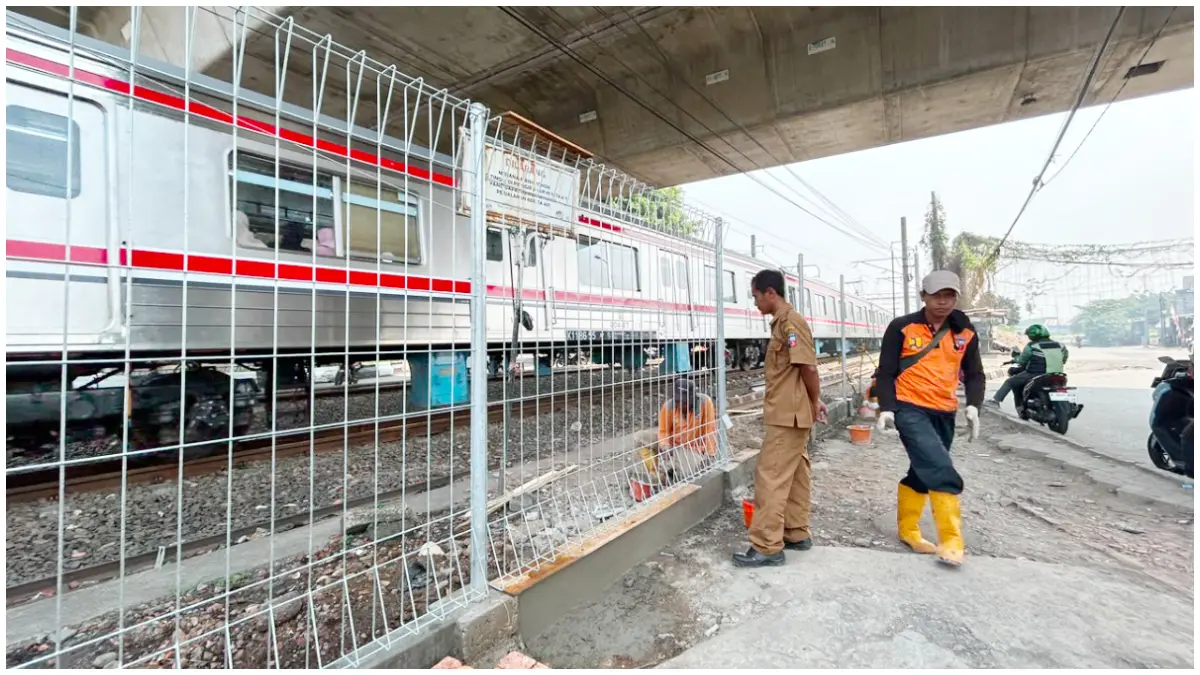 Lintasan kereta di Jalan Sholeh Iskandar kini dipasang pagar untuk meminimalisir resiko kecelakaan. (Foto : Fauzan/Radar Bogor)