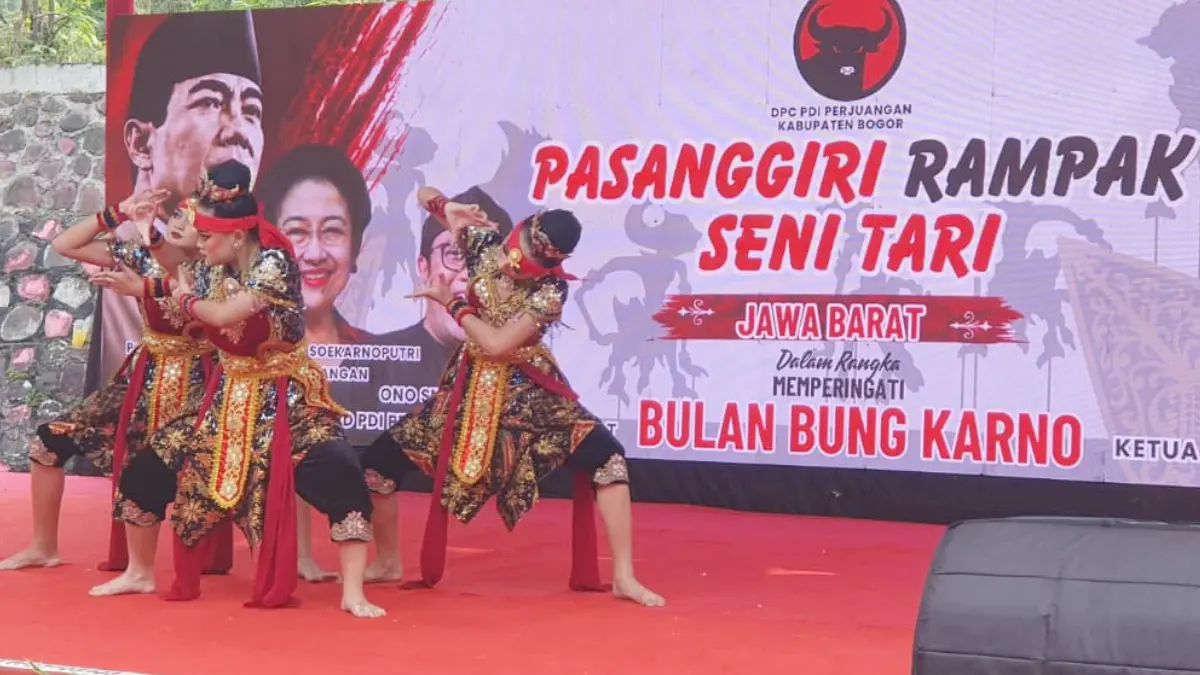 Para peserta saat mengikuti Pasanggiri Rampak Seni Tari di acara peringatan Bulan Bung Karno di Kantor DPC PDIP Kabupaten Bogor. (Hendi Novian/Radar Bogor)