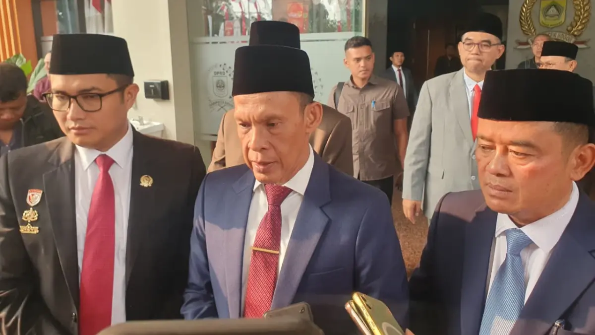 Wakil Bupati Bogor Ade Ruhandi didampingi Ketua, Wakil Ketua DPRD Kabupaten Bogor saat menyampaikan keterangan. (Billy/Radar Bogor)