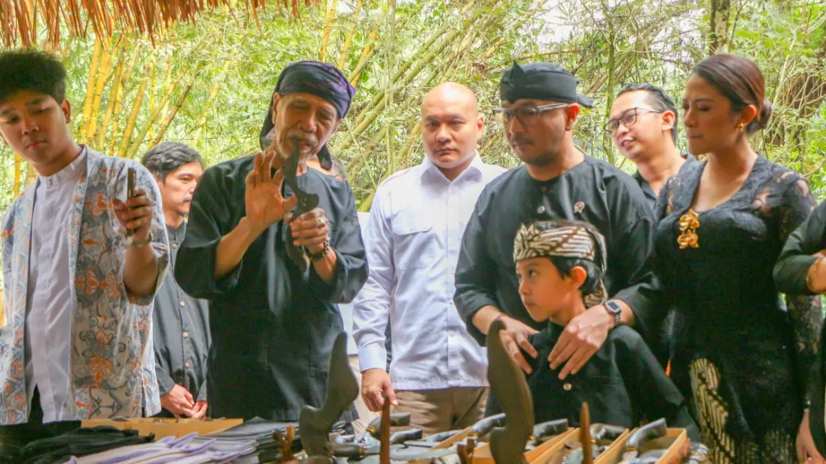 Wakil Menteri Kebudayaan RI, Giring Ganesha, mengikuti aktivitas budaya Sunda saat berkunjung ke KULTURA Sunda Ngariung di Kebun Raya Bogor, Selasa, 30 Juni 2026. (Dok. Kultura)