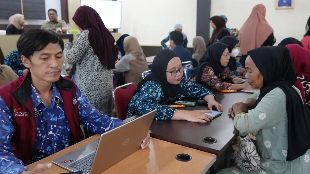 Warga Desa Bojonggede saat melakukan uji coba proses pendataan dan verifikasi melalui aplikasi Perlinsos, Selasa, 30 Juni 2026. (Diskominfo Kabupaten Bogor)