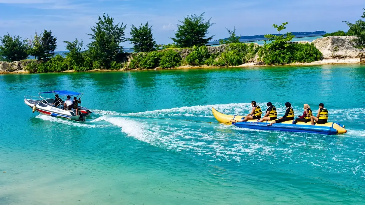 Wisatawan di Pulau Pramuka. (Foto: Instagram @pulaupramukapulauseribu)