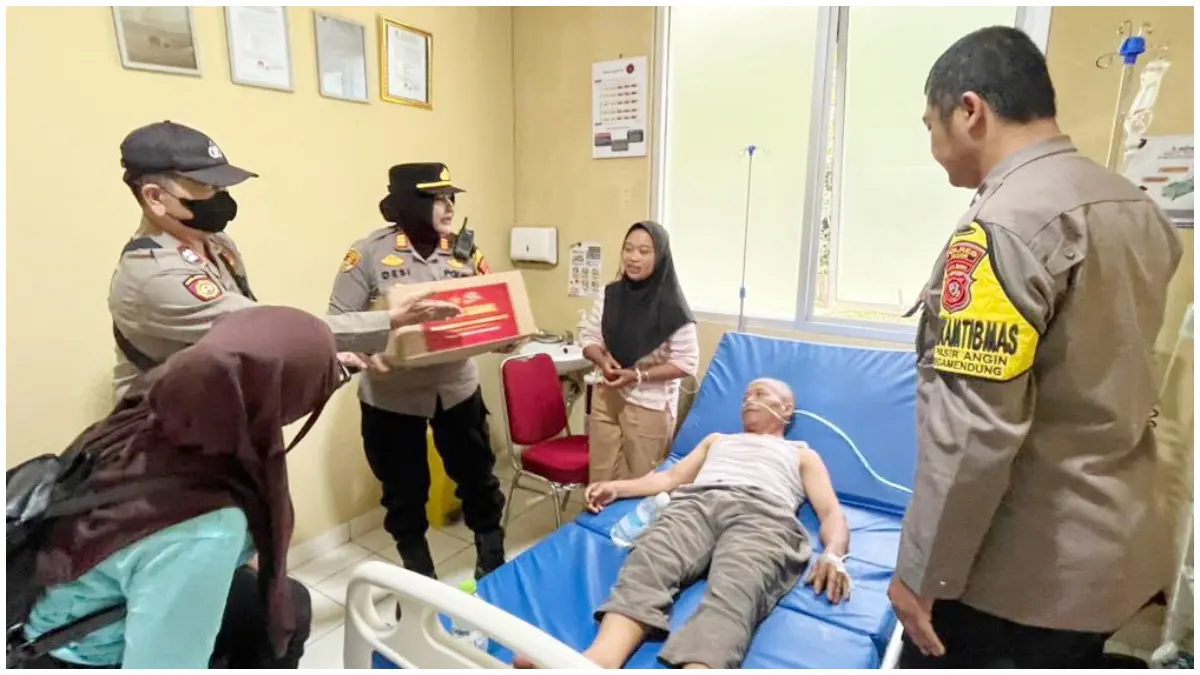 Jajaran Polsek Megamendung saat menemui korban yang sempat hilang di hutan lindung Megamendung Bogor. (Foto : Polsek Megamendung)