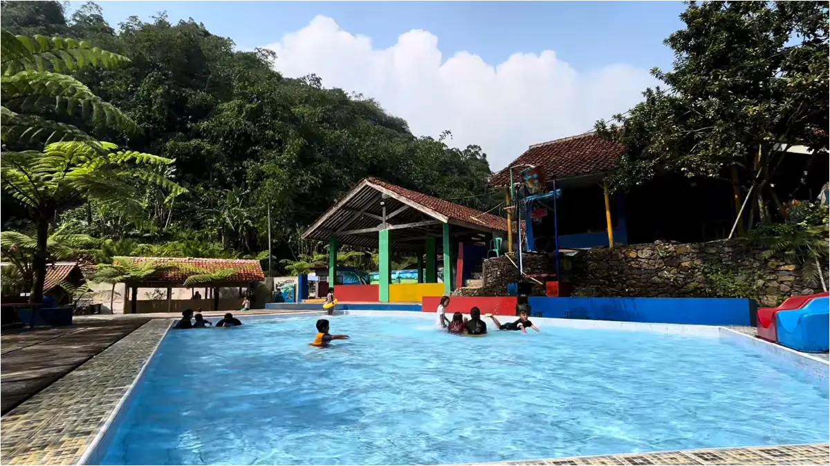 Kolam Renang Rawa Bogor. (Foto: YouTube Bang Lele)