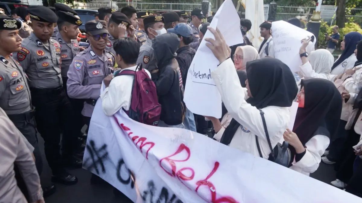Mahasiswa yang tergabung dalam Dewan Eksekutif Mahasiswa Institut Agama Islam Sahid Bigir melakukan aksi demo di Jalan Sudirman Kota Bogor, Rabu, 1 Juli 2026. (Sofiansyah/Radar Bogor)