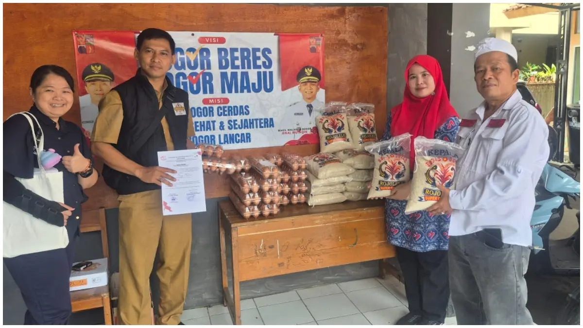 Penyaluran bantuan pangan dari KKMP Katulampa Bogor Timur.