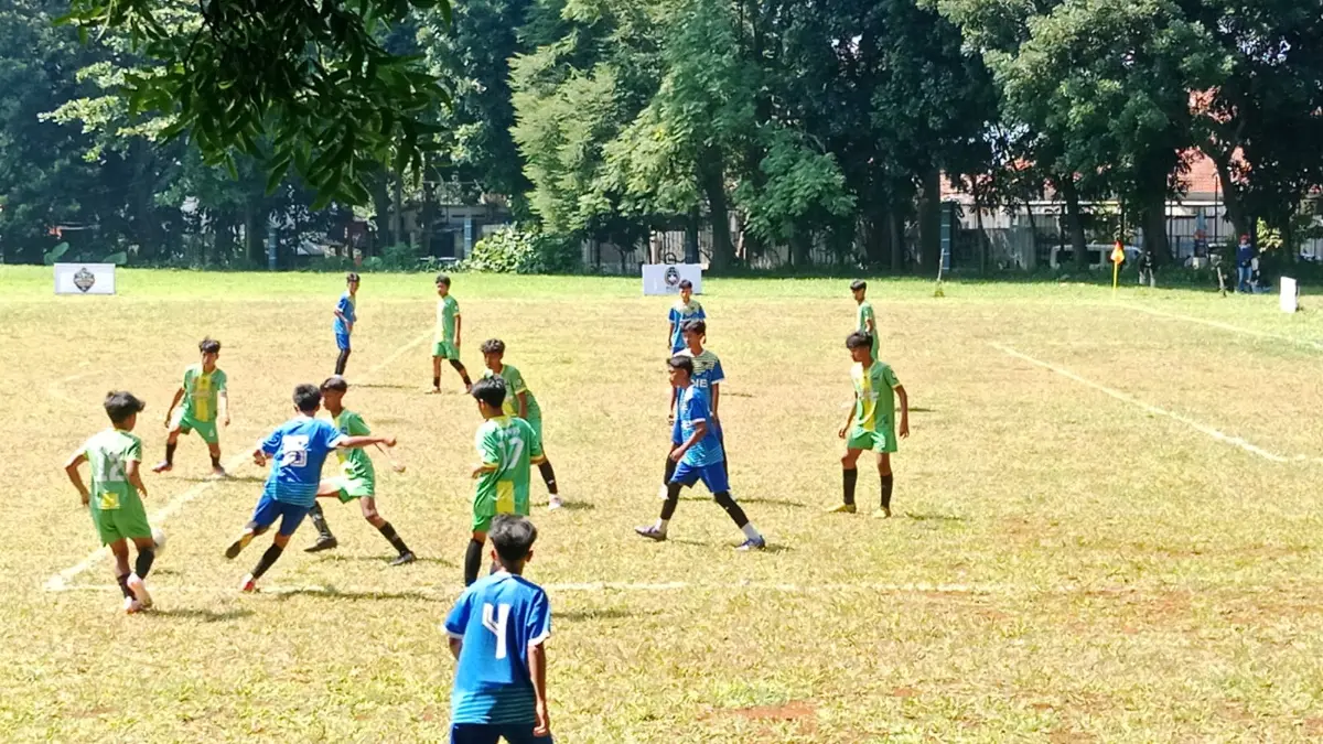 Pertandingan Liga Jabar Istimewa (LJI) U-14 Kota Bogor 2026 yang berlangsung di Lapangan Luar GOR Pajajaran. (Ruri/Radar Bogor)