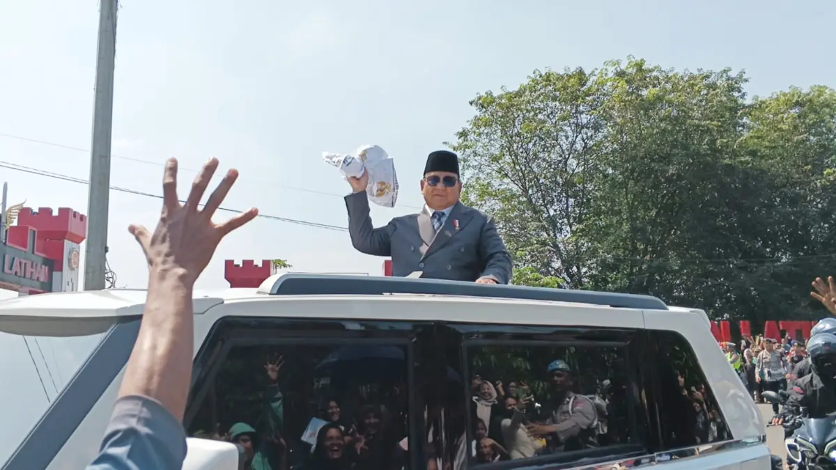 Presiden RI Prabowo Subianto membagikan kaos kepada masyarakat usai menghadiri HUT Bhayangkara ke-80 di Satlat Korps Brimob, Cikeas, Gunung Putri, Kabupaten Bogor, Rabu, 1 Juli 2026. (Billy/Radar Bogor)