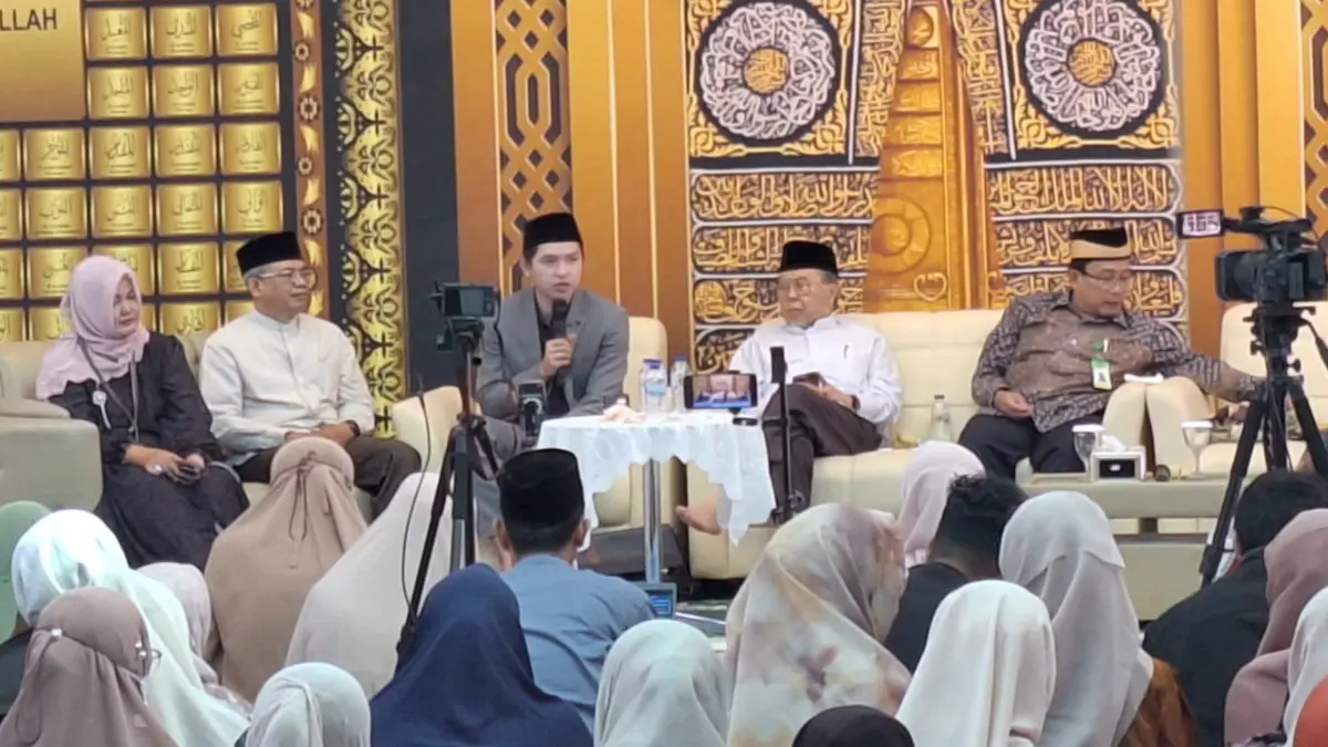 Ustadz Koh Dennis Lim menyampaikan tausiyah dalam Tabligh Akbar rangkaian Milad ke-35 RS Islam Bogor di Masjid Baitussyifa, Jalan Perdana Raya, Kedungbadak, Kota Bogor, Rabu, 1 Juli 2026.  (Dede/Radar Bogor)