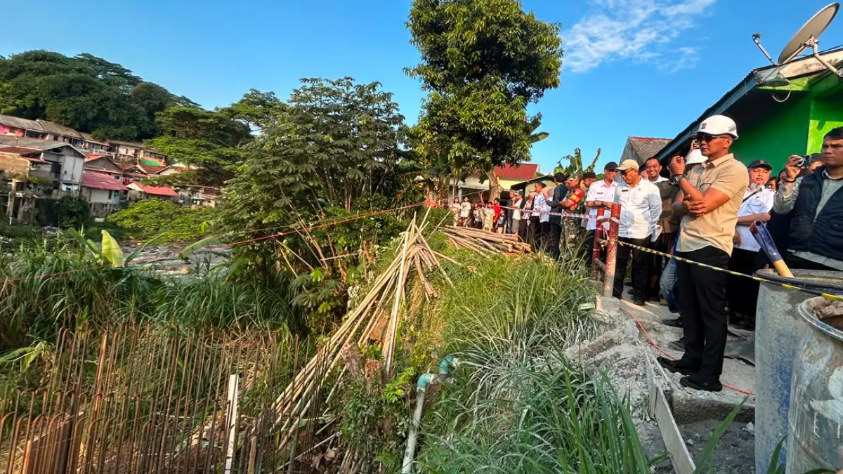 Wakil Wali Kota Bogor Jenal Mutaqin saat meninjau proyek pembangunan Jembatan Paledang Pasir Jaya. (Fauzan/Radar Bogor)