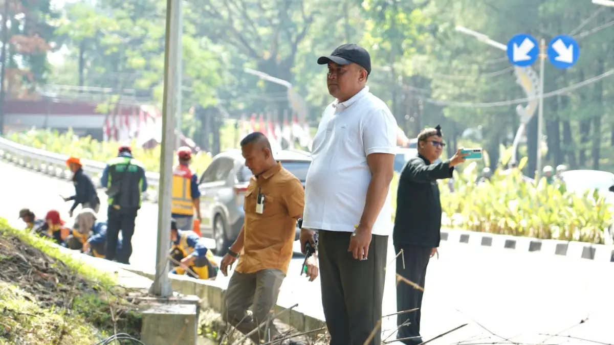 Bupati Bogor Rudy Susmanto saat memimpin langsung aksj bersih bersih di Kecamatan Babakan Madang, Kabupaten Bogor, Kamis, 2 Juli 2026. (Dok. Diskominfo Kabupaten Bogor)