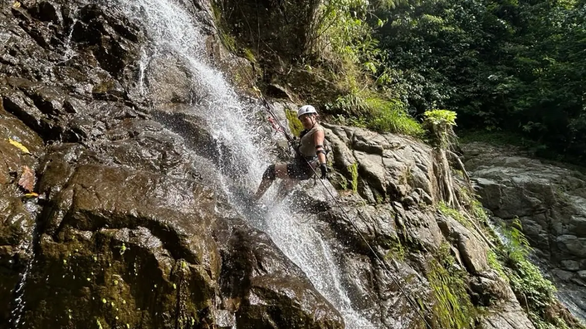 Canyoning Curug Cibingbin Sentul Bogor. Foto: Instagram