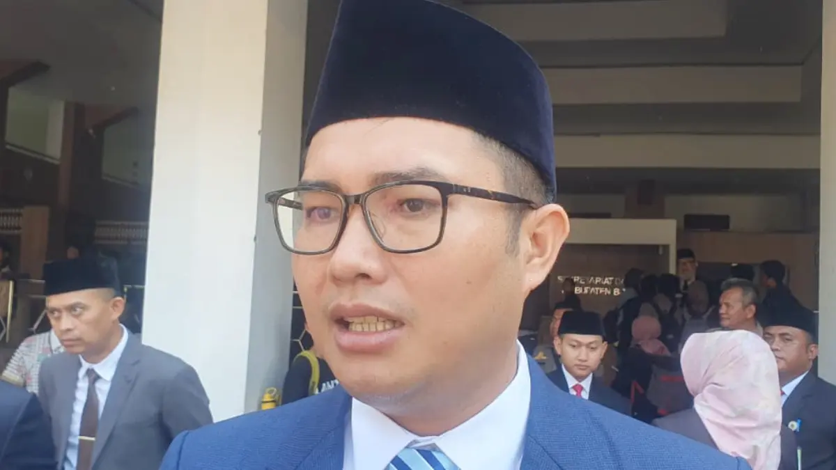 Ketua DPRD Kabupaten Bogor  Sastra Winara saat menyampaikan keterangan kepada wartawan. (Billy/Radar Bogor)