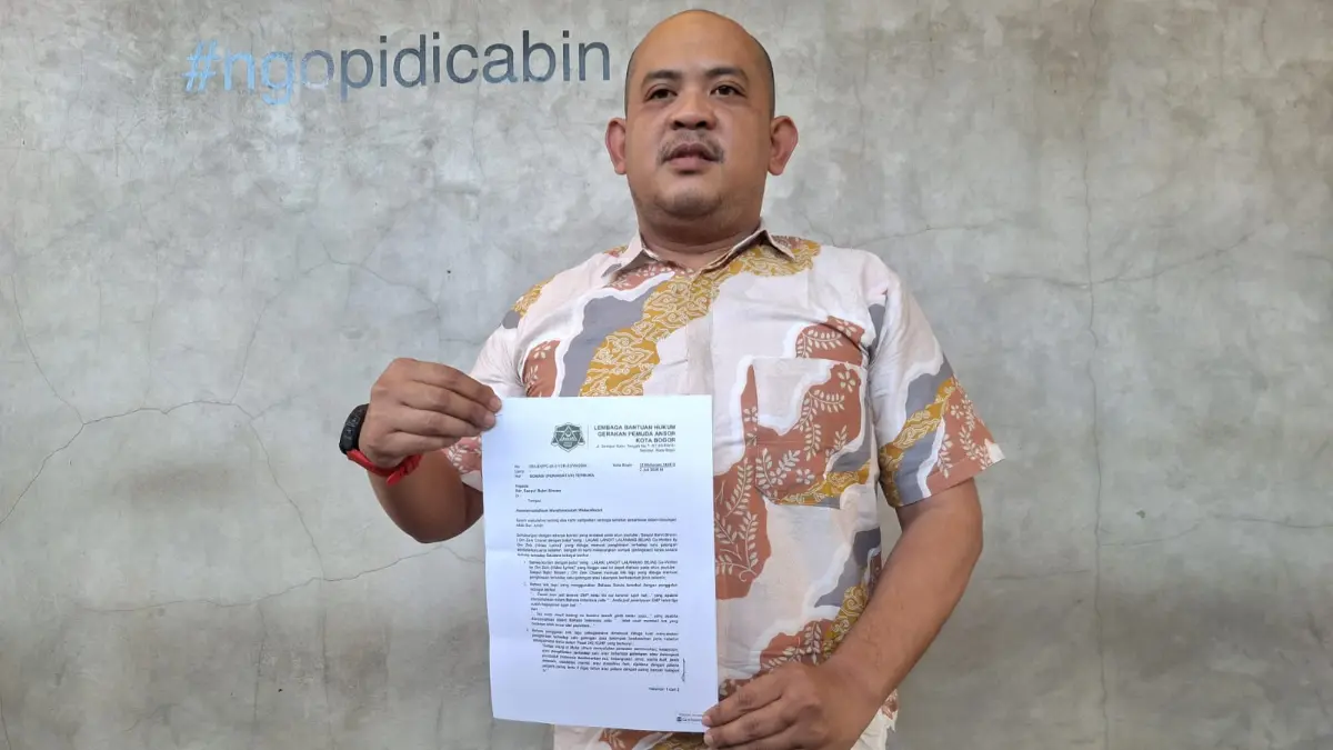 Ketua LBH GP Ansor Kota Bogor, Dita Aditya, menunjukkan surat somasi yang dilayangkan kepada Bupati Purwakarta Saepul Bahri Binzein atau Om Zein terkait konten lagu di kanal YouTube pribadinya. (Dede/Radar Bogor)