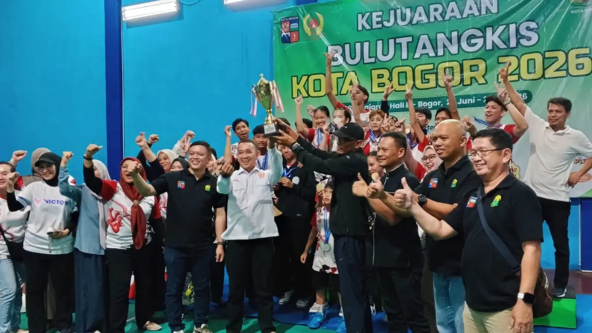 Nagapasa saat bertanding dan menerima hadiah Kejurkot Bulu tangis Bogor. (Fikri/Radar Bogor)