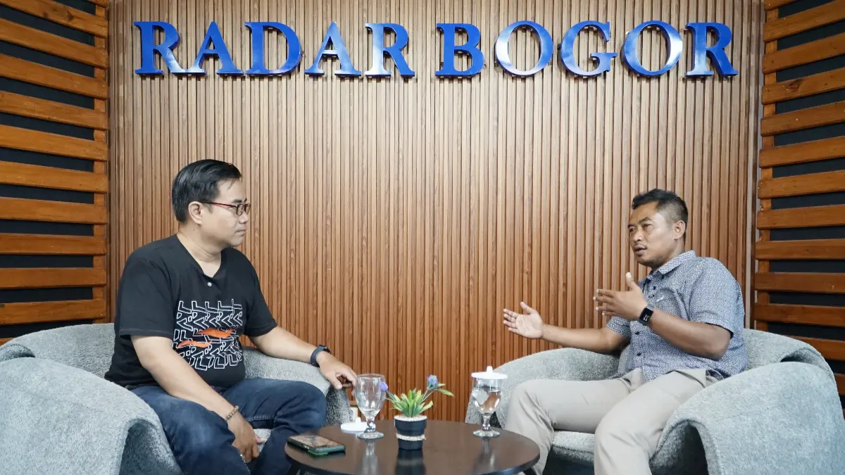 Pelatih tim sepak bola Kota Bogor di Popwilda, Qodrat Maulana (kanan) saat hadir di Podcast Radar Bogor, Kamis, 2 Juli 2026. (Aziz/Radar Bogor)