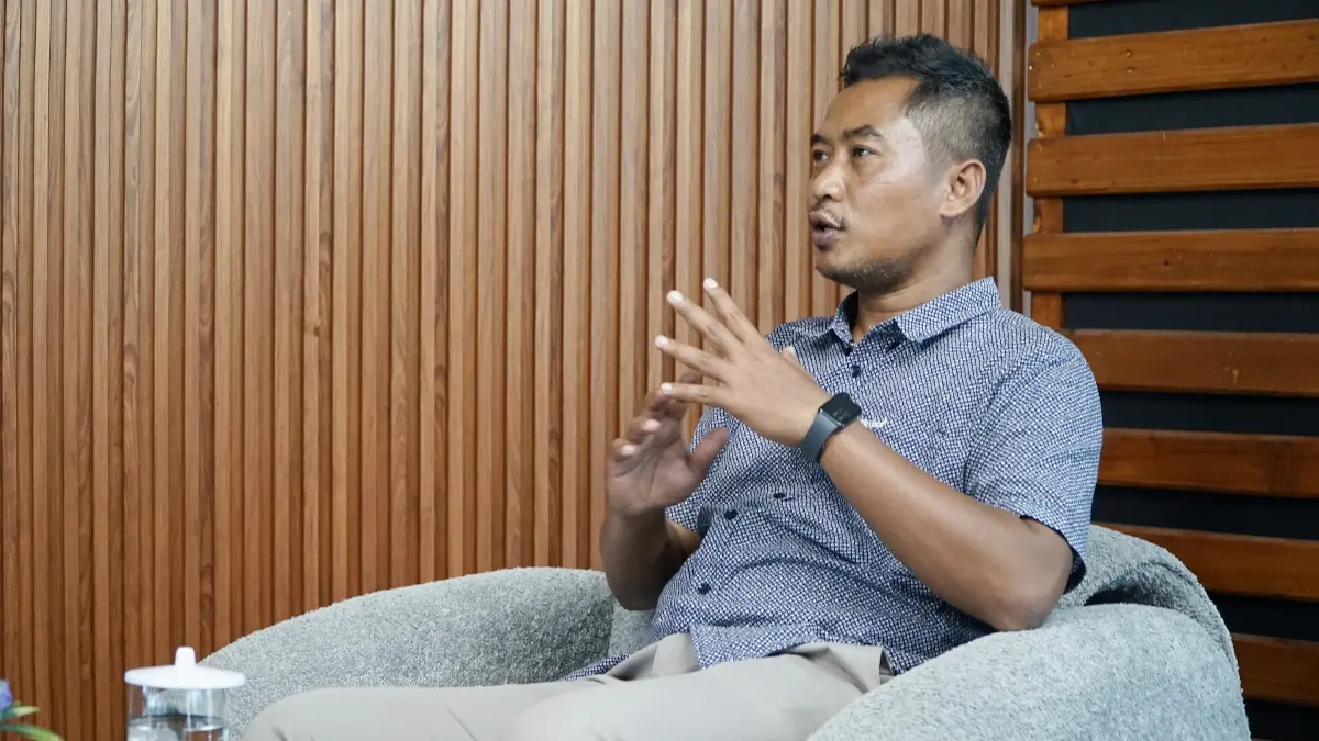 Pelatih tim sepak bola Kota Bogor di Popwilda, Qodrat Maulana (kanan) saat hadir di Podcast Radar Bogor, Kamis, 2 Juli 2026. (Aziz/Radar Bogor)