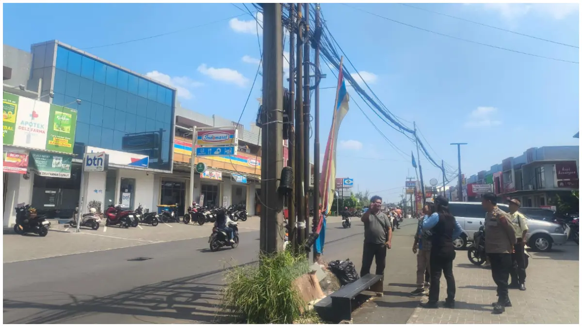 Polsek Sukaraja saat mengecek TKP teknisi tersengat listrik di Sukaraja Bogor. (Foto : Polsek Sukaraja)