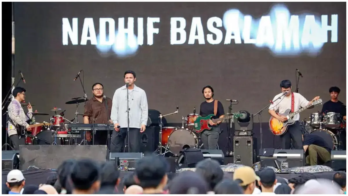 Potret Nadhif Basalamah saat manggung.&nbsp;(Foto: Instagram @nadhifbasalamah)