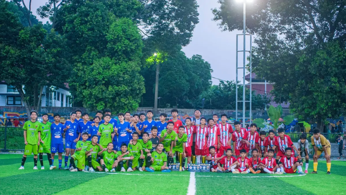 SSB Mutiara 97 (merah) beruji coba dengan Lorok FC dari Kabupaten Ogan Ilir (hijau) dan Akademi Persib Bogor U-15 di Lapangan Taman Manunggal. (Media Officer Mutiara 97 for Radar Bogor)