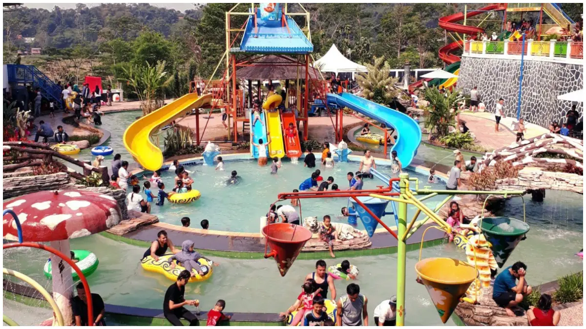 Suasana kolam renang seru di Jajaway Waterpark. (Foto: Google maps Bambang Purnawan, Ronie Rohani, Irfan Fahmi)