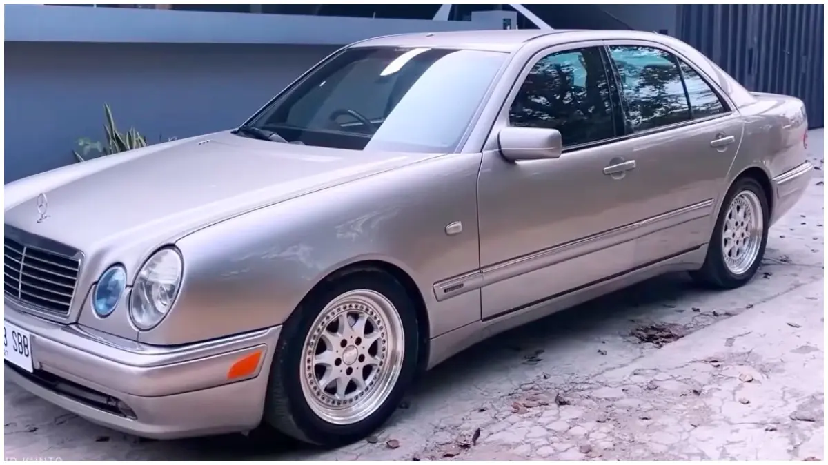Tampilan mobil sedan premium, Mercedes Benz W210.&nbsp; (Foto: Kanal YouTube Wahyu Ekoo)