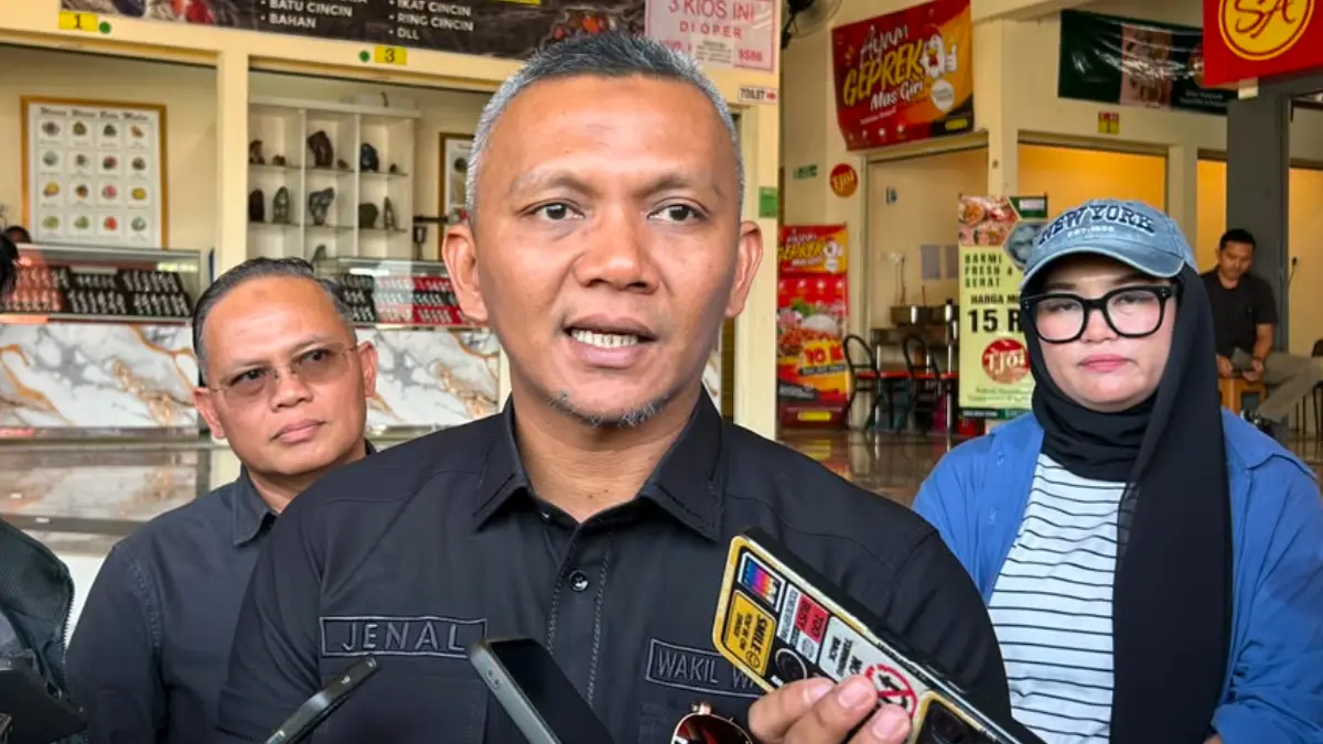 Wakil Wali Kota Bogor Jenal Mutaqin saat menyampaikan keterangan kepada wartawan. (Fauzan/Radar Bogor)