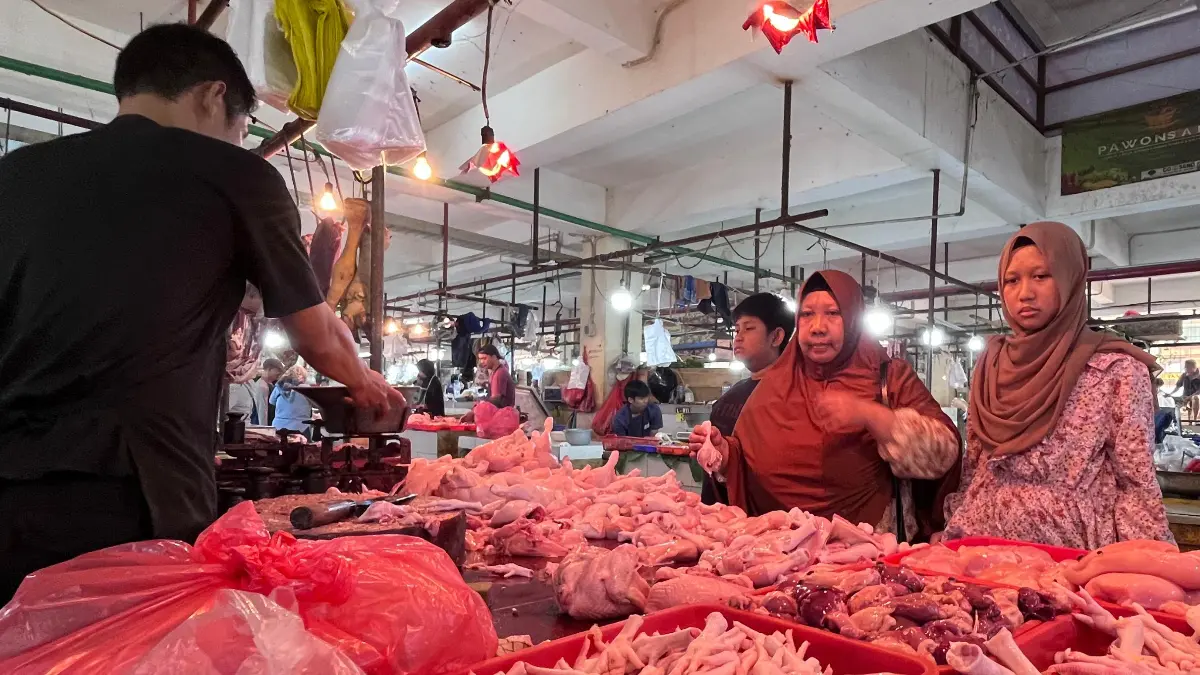 Aktivitas jual beli di Pasar Jambu Dua di Kota Bogor. (Dzikri/Radar Bogor)