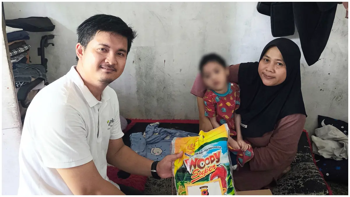 Anak-anak penyandang cerebral palsy saat menerima bantuan. (Foto: Paperina for Radar Bogor)