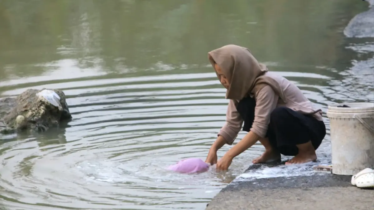 Di tengah musim kemarau Warga memanfaatkan aliran anak Sungai Cileungsi di Kampung Bojongengsel, Desa Citeureup, Kabupaten Bogor. (Hendi Novian/Radar Bogor)