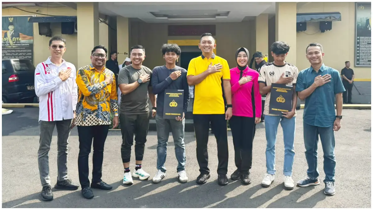 Dua atlet sepeda Kota Bogor saat menerima penghargaan dari Polresta Bogor Kota. (Foto : ICF for Radar Bogor)