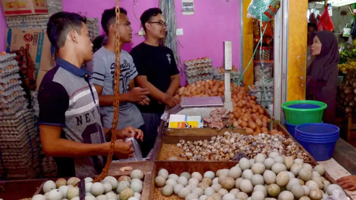 Ilustrasi: Pedagang telur di Pasar Cibinong, Kabupaten Bogor. (Hendi Novian/Radar Bogor)