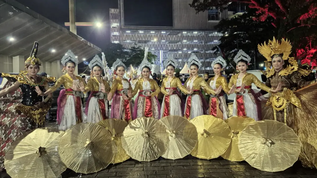 MENARIK: Tari Payung Pajajaran Kota Bogor tampil di karnaval Budaya APEKSI. (Foto: Gatut Susanta)