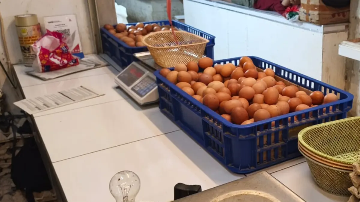 Pedagang telur di Pasar Sukasari, Kota Bogor. (Fikri/Radar Bogor)