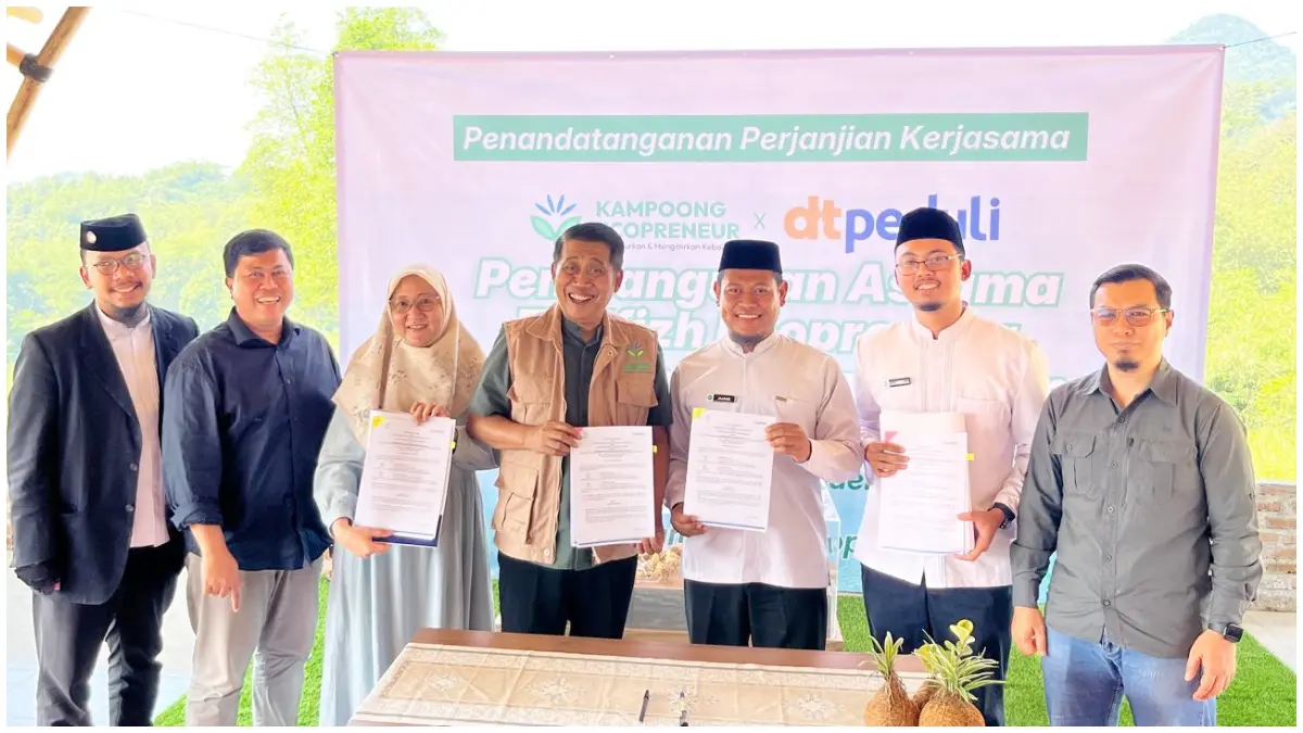 Penandatanganan MoU antara Executive Director DT Peduli, Jajang Nurjaman, dan Pendiri Kampoong Ecopreneur, Jamil Azzaini, pada Kamis 2 Juli 2026.