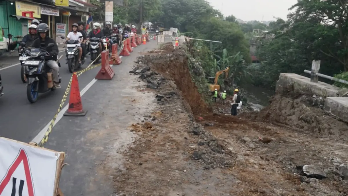 Petugas dari Dinas PUPR Provinsi Jawa Barat melakukan pekerjaan perbaikan berkas longsor di Kebon Pedes, Kota Bogor, Jumat, 8 Juli 2026. (Sofiansyah/Radar Bogor)
