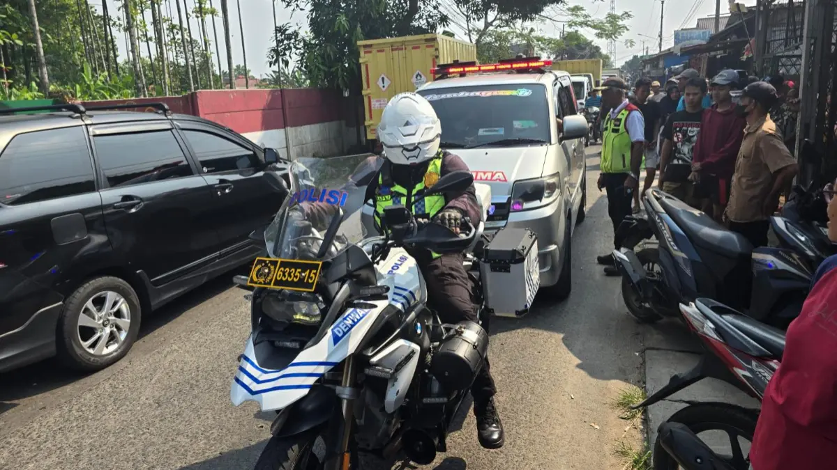 Polsek Parung mengevakuasi korban di Jalan Raya Gunung Kapur, Desa Bojong Indah, Parung, Kabupaten Bogor, Jumat, 3 Juli 2026. (Dok. Polsek Parung)