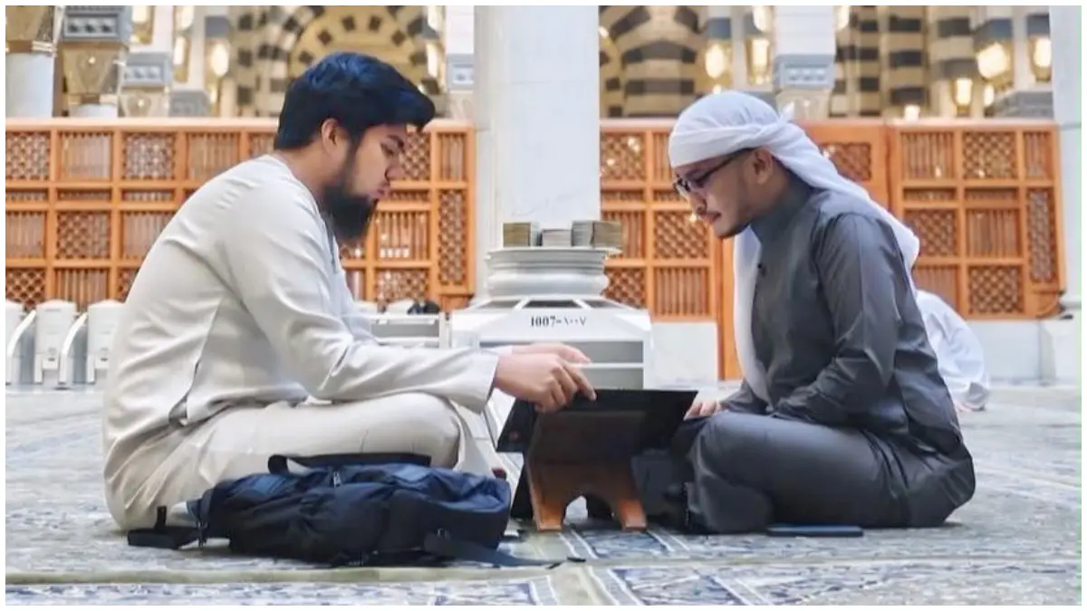 Potret Ruben Onsu membaca Al-Qur’an.&nbsp;(Foto: Instagram @ruben_onsu)